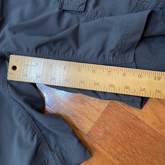 The North Face Men’s Size 30 Gray Shorts Cargo Pockets - Picture 6 of 11